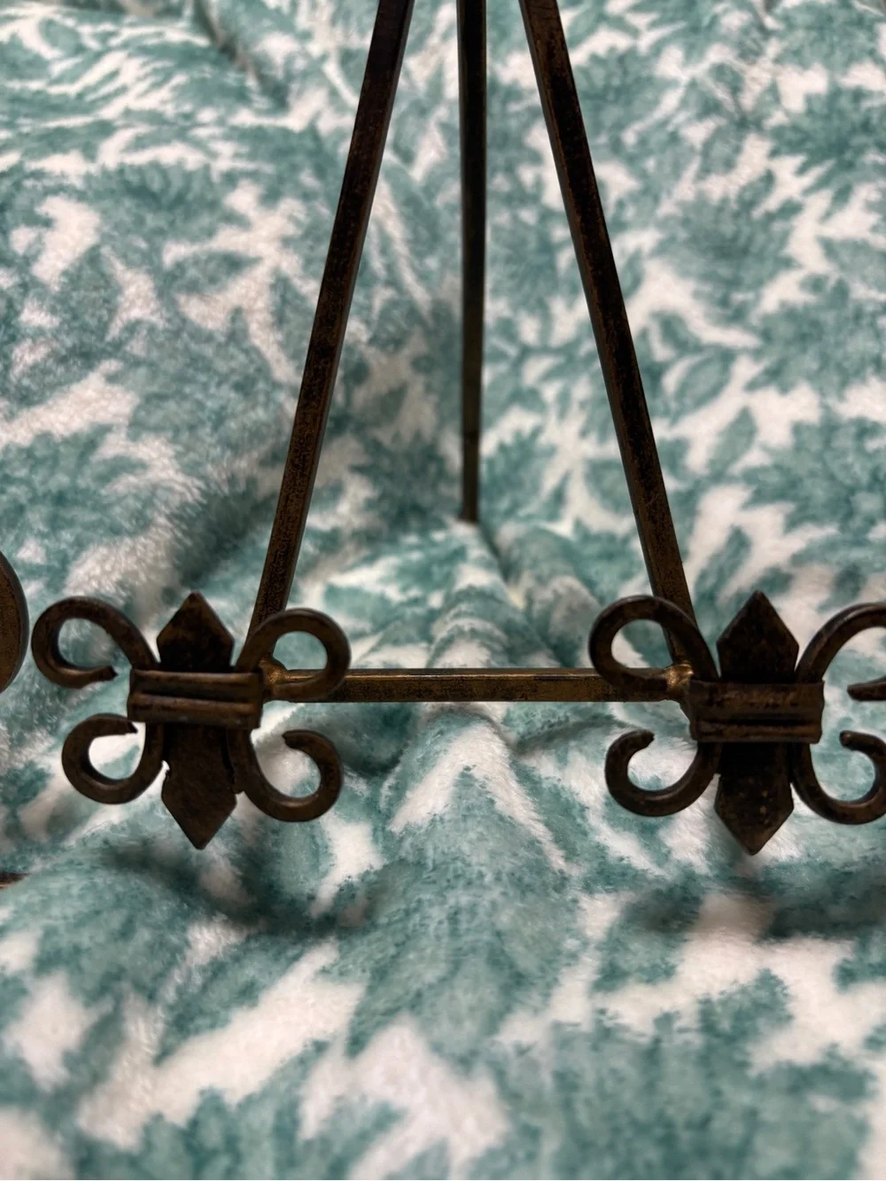 Decorative Metal Easel in Antique Bronze 12”x11”x7”. Holds plates / Art / Books